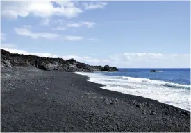  ??  ?? MÖRKTONAT. Då La Palma är en vulkanö har alla stränder svart sand.