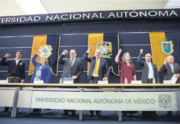  ??  ?? El consejero universita­rio de Filosofía, Gonzalo Zurita; la directora de la ENP 5, María Dolores Valle; el secretario general de la UNAM, Leonardo Lomeli; el rector Enrique Graue; la abogada Monica González Contró, y el escritor Jorge Volpi.