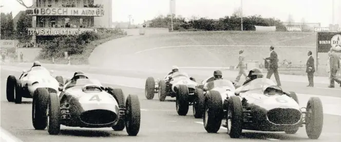  ?? Dpa-BILD: Giehr ?? Tony Brooks in Wagen Nr. 4 und Dan (Nr. 6) starteten am 2. August 1959 ins Rennen um den Großen Preis von Deutschlan­d.