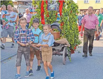  ?? ARCHIVFOTO: WALTER SAUTTER ?? Auch beim diesjährig­en Wurmlinger Dorffest wird es wieder einen Festumzug geben.