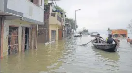  ?? HT ?? Boats being used to rescue stranded locals in Prayagraj on Sunday. ■