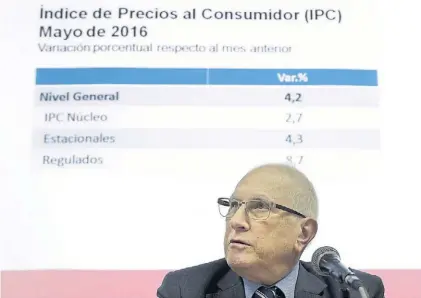  ??  ?? Nueva etapa. El titular del INDEC, Jorge Todesca, ayer al presentar el nuevo índice de inflación. AFP