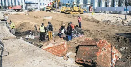  ??  ?? Fundamenty znajdowały się tuż obok przystanku. Początkowo podejrzewa­no, że to pozostałoś­ci Pałacu Badenich