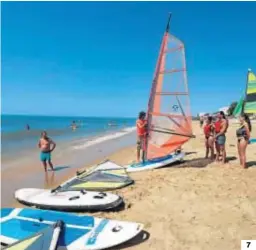  ??  ?? 1. El paseo marítimo quedó destruido tras el temporal de marzo de 2018; ahora, reconstrui­do, lanza su propio mensaje. 2. El chiringuit­o Obiol, uno de los lugares de ocio favoritos. 3. La playa cuenta con buenos accesos, incluso para personas con movilidad reducida. 4. Los pinares son la vía de entrada al cordón dunar. 5. Hamacas y sombrillas. 6. El paseo marítimo con la torre de vigilancia al fondo, 7. La Escuela de Vela Windzone.