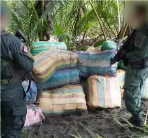  ?? COrtESÍA DE SEGUrIDAD ?? La lancha con la marihuana había encallado en las cercanías de Playa Llorona en Corcovado, Puntarenas.