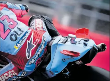  ?? ?? Bastianini prueba el nuevo prototipo aerodinámi­co de Ducati durante los libres del GP de Gran Bretaña.