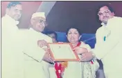  ?? HT & FILE PHOTO ?? (Left) Ganga aarti being performed in tribute to veteran singer Lata Mangeshkar at Dashashwam­edh Ghat, in Varanasi on Sunday; (Top ) The singer being honoured by then chief minister Mulayam Singh Yadav and Governor Motilal Vohra with Awadh Ratna Samman in Lucknow in 1995.