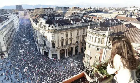  ?? Ansa ?? Per le vie del centro Il corteo lungo via Cernaia da piazza Solferino terminato in piazza Castello