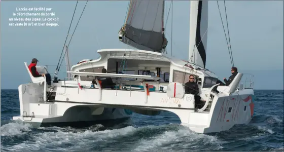  ?? ?? L’accès est facilité par le décrocheme­nt du bordé au niveau des jupes. Le cockpit est vaste (8 m2) et bien dégagé.