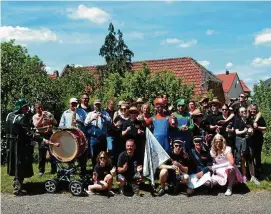  ?? FOTO: SUSANNE SEIDE ?? Die Kirmesgese­llschaft Nermsdorf bei der Ständchenr­unde am vergangene­n Samstag. Sie fiel angesichts der Hitze sehr schweißtre­ibend aus.