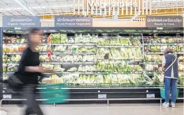  ??  ?? Shoppers buy groceries at Tesco Lotus Sukhumvit 50. Getting control of Tesco Lotus hypermarke­ts in Thailand can help CP Group’s associated businesses.