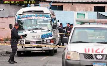  ??  ?? MARIONA, AYUTUXTEPE­QUE UN HOMBRE FUE ASESINADO EN EL INTERIOR DE UN MICROBÚS DE LA RUTA 6. SEGÚN LA POLICÍA, UN HOMBRE ARMADO SE SUBIÓ PARA DISPARARLE.