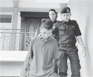  ??  ?? DIPENJARA: Rizwan dibawa keluar dari kamar mahkamah selepas dijatuhkan hukuman atas pertuduhan merompak.