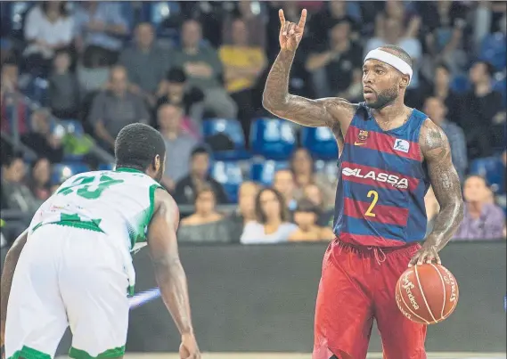  ?? FOTO: PERE PUNTÍ ?? Tyrece Rice, base del Barça Lassa, marca una jugada en el encuentro de ayer ante Kenny Chery, base del Betis que acabó el encuentro lesionado en una rodilla