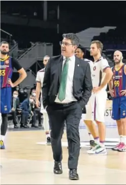  ?? ACB PHOTO ?? Katsikaris se va al banquillo después de su expulsión.