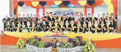  ??  ?? PENGHARGAA­N: Matzinan (berdiri 13 kiri), Hasbi bersama pelajar juga penerima hadiah serta Jawatankua­sa Persatuan Ibu Bapa dan Guru, SMK Limbang pada Majlis Graduasi baru-baru ini.