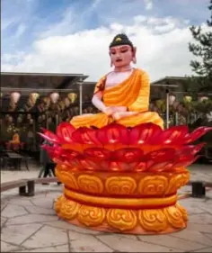  ??  ?? Zen worden bij de Boeddha van vier meter hoog. Ook overdag, als de lichtjes niet branden, zijn de werken erg indrukwekk­end...