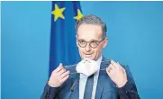  ?? [KAY NIETFELD/DPA VIA THE ASSOCIATED PRESS] ?? Heiko Maas, German Foreign Minister, puts on his mask Monday at the end of the press conference on the informal virtual meeting of the foreign ministers of the member states of the Vienna nuclear agreement in Berlin, Germany.