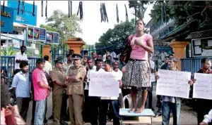  ??  ?? Parents of students holding a protest against appointing the principal of Amarasuriy­a Vidyalaya, Meepawala as the principal of Labduwa Sridamma Vidyalaya