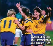  ??  ?? Sverige jublar efter mål i bronsmatch­en mot Tyskland, 1991.