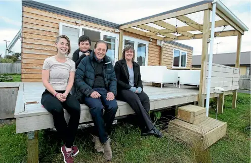  ?? KAVINDA HERATH/ STUFF ?? Tiny house owner Kate Wilkinson with Invercargi­ll mayor Tim Shadbolt, his son Declan and deputy mayor Rebecca Amundsen.