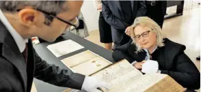  ?? ?? Univ.-Prof. Dr. Kristin De Troyer zeigt sich begeistert vom Album der Skapulierb­ruderschaf­t bei St. Peter, Bd. IV, 1709–1763 (ASP, Hs. A 226/1), Eintrag W. A. Mozart, 1757, in dem sich ein Eintrag von Wolfgang Amadeus Mozart findet.