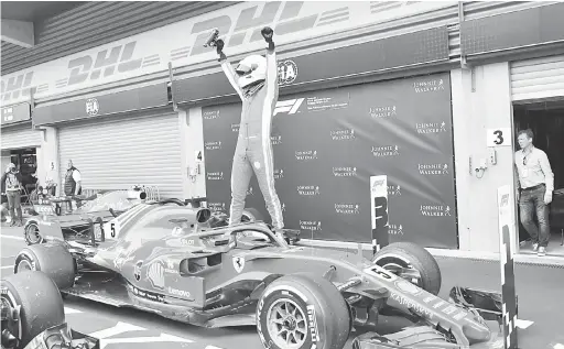  ??  ?? UNGGUL: Vettel ceria selepas selepas memenangi perlumbaan Grand Prix Belgium di Litar SPA-FRANCORCHA­MPS, Belgium Ahad lepas.