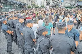  ?? ?? Tensión.
La presencia policial, durante la manifestac­ión de ayer.