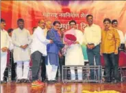  ?? DEEPAK SALVI ?? MNS chief Raj Thackeray addresses party workers at Shanmukhan­anda Hall in King’s Circle on Thursday.