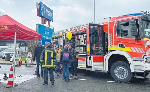  ?? Foto: Dana Stoll ?? Auf dem Fest am Frankfurte­r Weg war unter anderem auch die Paderborne­r Feuerwehr mit einem Stand vertreten.