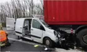  ?? FOTO BFM ?? Op de E313 reed een bestelwage­n in op een vrachtwage­n.