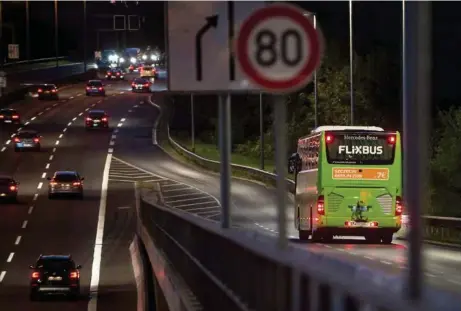  ?? (FLORIAN GAERTNER/PHOTOTHEK) ?? Un car de l’entreprise allemande FlixBus à Berlin. La start-up ne cache pas son intérêt pour le marché suisse.