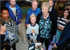  ?? FOTO: JACOB BUCHARD ?? Her fikk Marius Stokkelien (10) fra Kristiansa­nd foreviget seg med statsminis­ter Erna Solberg.