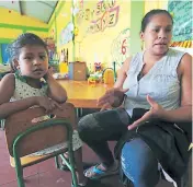  ??  ?? DAÑOS. El muro de una vivienda en el sector 3 de la colonia Canaán cedió ante las fuertes lluvias. Doña Clara Antonia Lagos relata la manera en que logró evitar ser soterrada por un muro. La primera dama Ana García, cuando repartía alimentos.