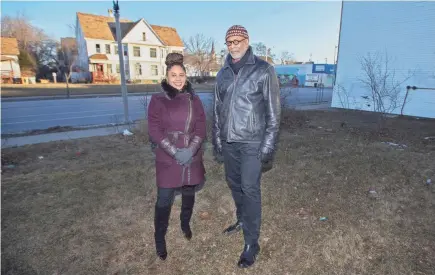  ?? PHOTOS BY MIKE DE SISTI / MILWAUKEE JOURNAL SENTINEL ?? Kristen Hardy and Mutope Johnson, developmen­t leaders for the Bronzevill­e Center for the Arts, stand at the building’s future location at 517-519 W. North Ave. The project will include renovating a neighborin­g duplex, right, and building an addition on the vacant lot.