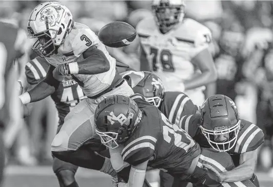  ?? William Luther / Staff photograph­er ?? New Braunfels Canyon running back Cameron Bibins (3) led the Cougars’ offense with 118 rushing yards and a touchdown against their crosstown rival.