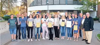  ?? RP-FOTO: GOTTFRIED EVERS ?? Die fittesten Teams im Kreis Kleve bei der Feierstund­e in der Volksbank an der Niers in Goch.