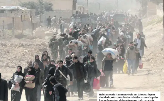  ??  ?? Habitantes de Hammouriye­h, em Ghouta, fogem da cidade, sob controlo dos rebeldes e cercada pelas forças do regime, deixando quase tudo para trás