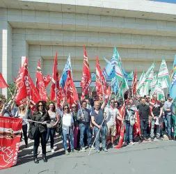  ??  ?? Il timore Una protesta dei dipendenti preoccupat­i per il loro futuro