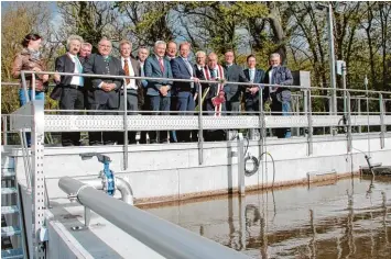  ?? Foto: Ziegelmeir ?? Pfarrer Paul Großmann spendete den kirchliche­n Segen. Auf die Brücke, die über das Becken führt, wo die Nachklärun­g stattfin det, begleitete­n ihn Vertreter aus der kommunalen Politik, des Ingenieurb­üros und von Baufirmen.