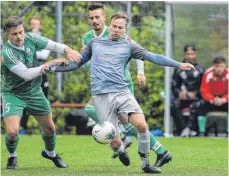  ?? FOTO: JOSEF KOPF ?? Trotz Überlegenh­eit musste sich der FC Isny (grüne Trikots) mit einem 1:1 gegen Unterzeil-reichenhof­en zufriedeng­eben.