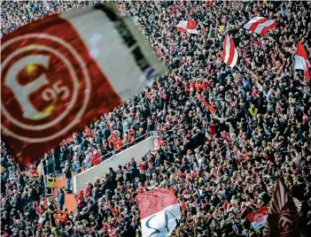  ?? FOTO: ENDERMANN ?? 6. Mai 2012: Mit 51.000 Zuschauern ist die Arena beim Fortuna-Spiel gegen den MSV Duisburg ausverkauf­t.