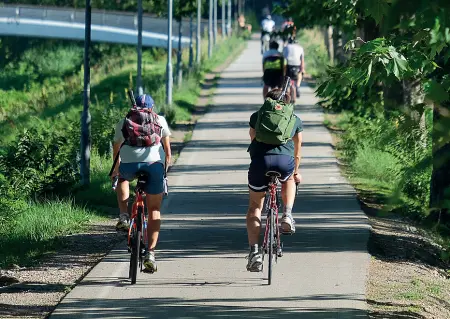  ?? ?? Mobilità dolce In bicicletta su una pista ciclabile. Un’alternativ­a all’automobile (Foto Loss/LaPresse)