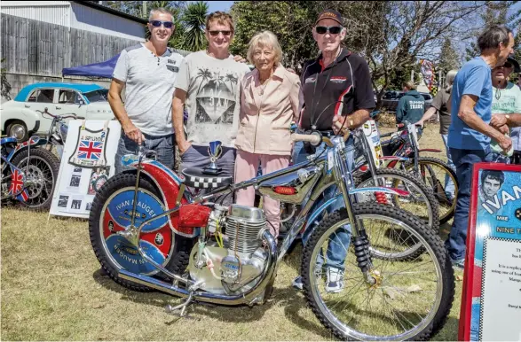 ??  ?? ABOVE Max Wintle, winner of the Nigel Boocock Trophy for Best Vintage Speedway Bike Restoratio­n, with Geoff Tomkins, Kym Mauger and Cynthia Boocock.
RIGHT
Larry Dutton fires up his restoratio­n of his sons 1990’s Godden racer.