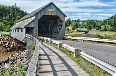  ??  ?? ST. MARTINS COVERED BRIDGE • TOURISM NB/DENNIS MINTY