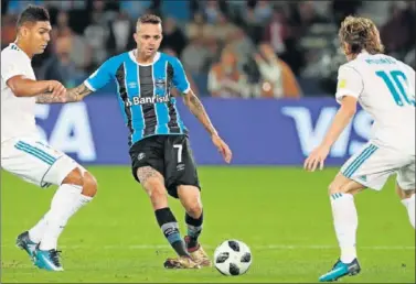  ??  ?? EL MEJOR. Luan, del Gremio, en la final del Mundial de Clubes ante Casemiro y Modric.