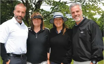  ??  ?? Martin Arseneault de TVA Québec et Jacques Trudel du Journal de Québec sont en compagnie de Martine et Nathalie Parent.