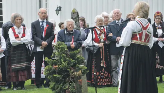  ??  ?? MINNETALEN: Ved Eide kirke holdt Åse Gunhild Woie Duesund minnetalen.