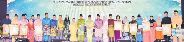  ??  ?? Taib (13th right), flanked by Abang Johari on his right and Misnu, with the award recipients and other guests-of-honour in a photo-call. Also on stage are Juma’ani on Abang Johari’s right, Talib and Dr Rundi (front – seventh and eighth left,...