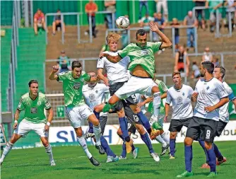  ?? FOTO: MISCHA ?? Enges Spiel: Der FC Homburg (grüne Trikots) schaffte gegen Mannheim nur ein 1:1.